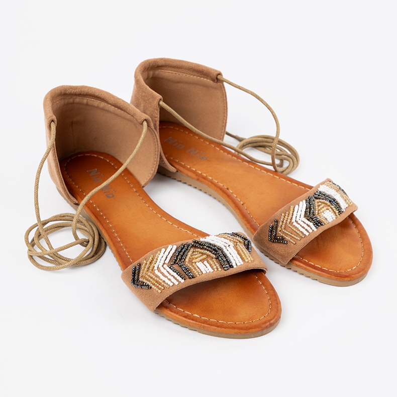 Shelvt Români maro cu mărgele colorate 1