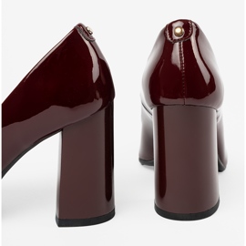 Shelvt Pompe lăptate pe Burgundy Post roșu 2