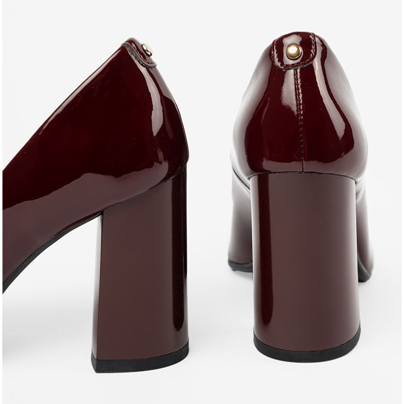 Shelvt Pompe lăptate pe Burgundy Post roșu 2