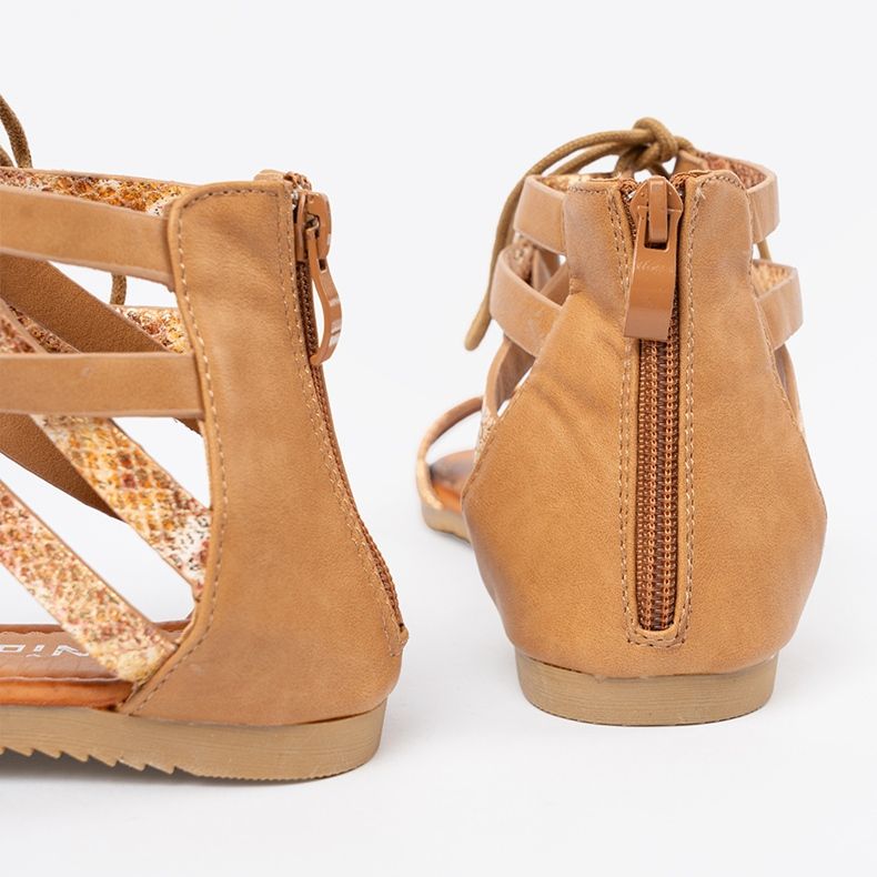 Shelvt Dantelă sanadals -up cu un motiv de șarpe 1