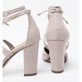 Shelvt Pompe legate cu un model floral gri 1