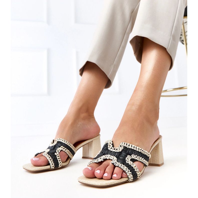 Flip -flops croșetat negru pe postul de samita 1