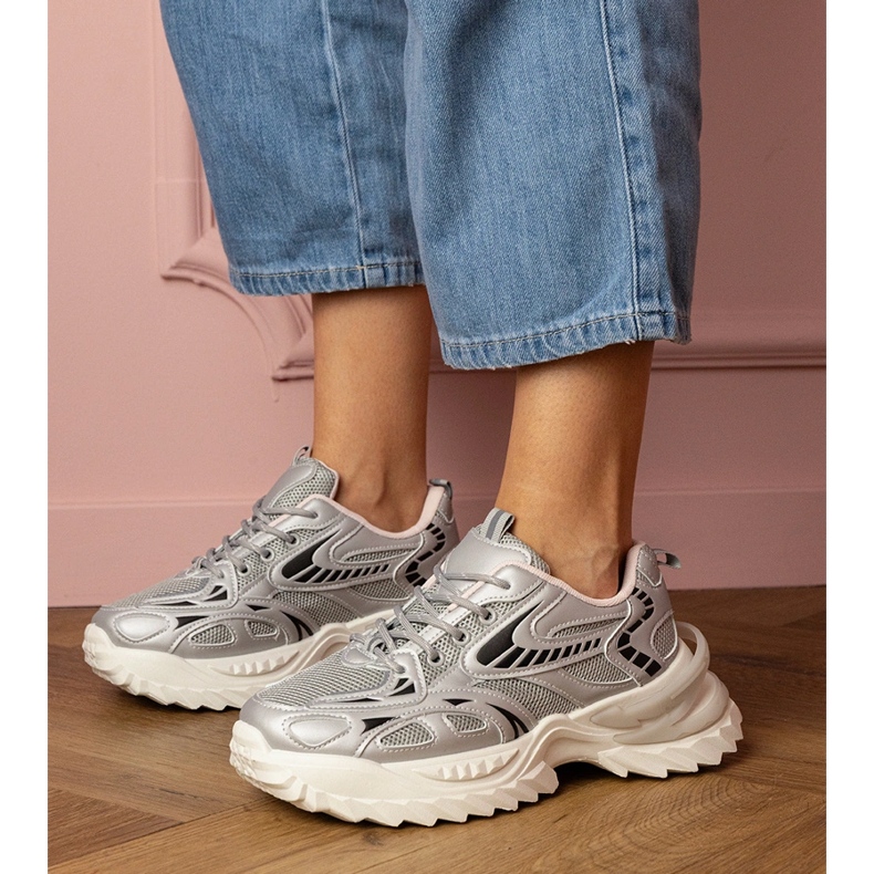 Adidași sport de argint pe o talpă elegantă 1