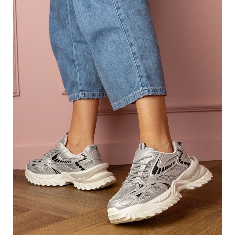 Adidași sport de argint pe o talpă elegantă 2