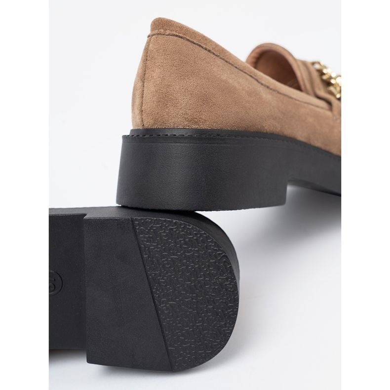 Shelvt Plăceri bej cu un lanț de aur. 1