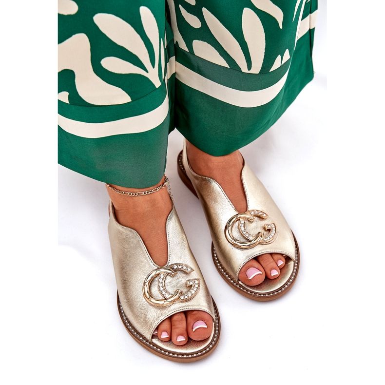 Sandale din piele cu lac plat cu decorarea Laura Messi 2865 Zlotys de aur 3 Sandale din piele cu lac plat cu decorarea Laura Messi 2865 Zlotys de aur 3