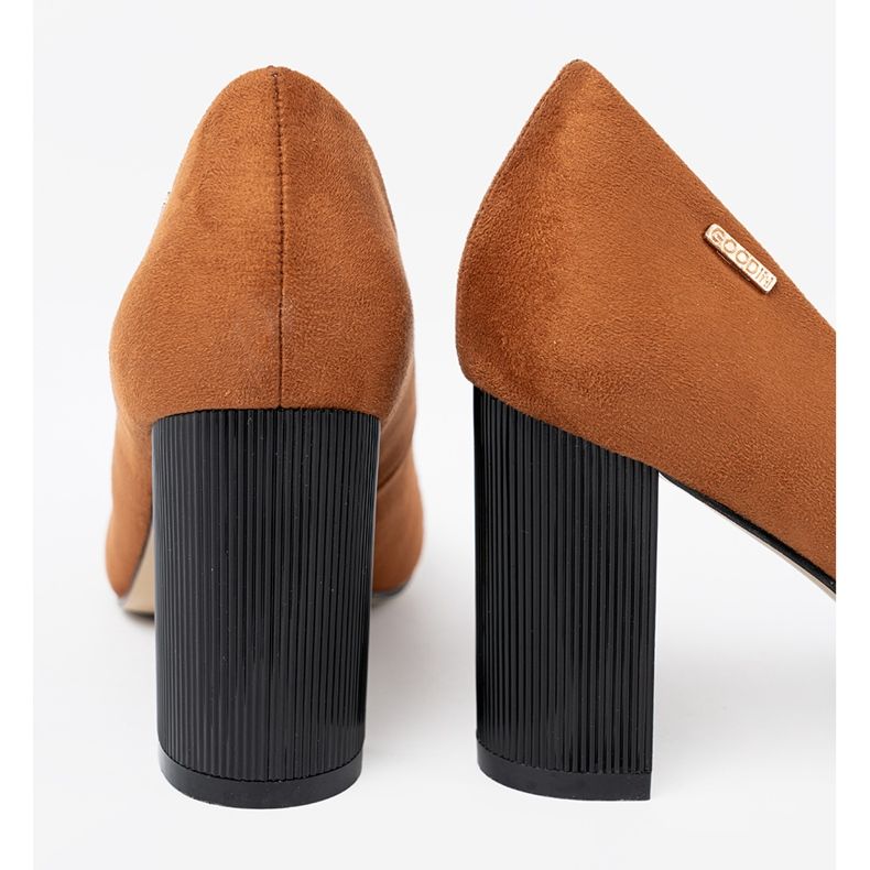 Goodin Pompe maro deschis pe un post negru 1