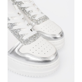 Shelvt Adidași albi și argintii cu detalii strălucitoare multicolor 1