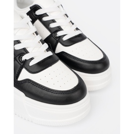 Shelvt Adidaje elegante alb -negru cu o talpă groasă 1