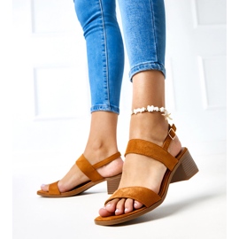 Sandale maro pe postul de yakota 1