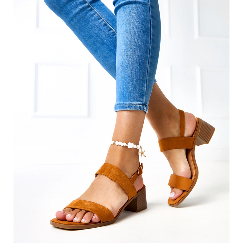 Sandale maro pe postul de yakota 2