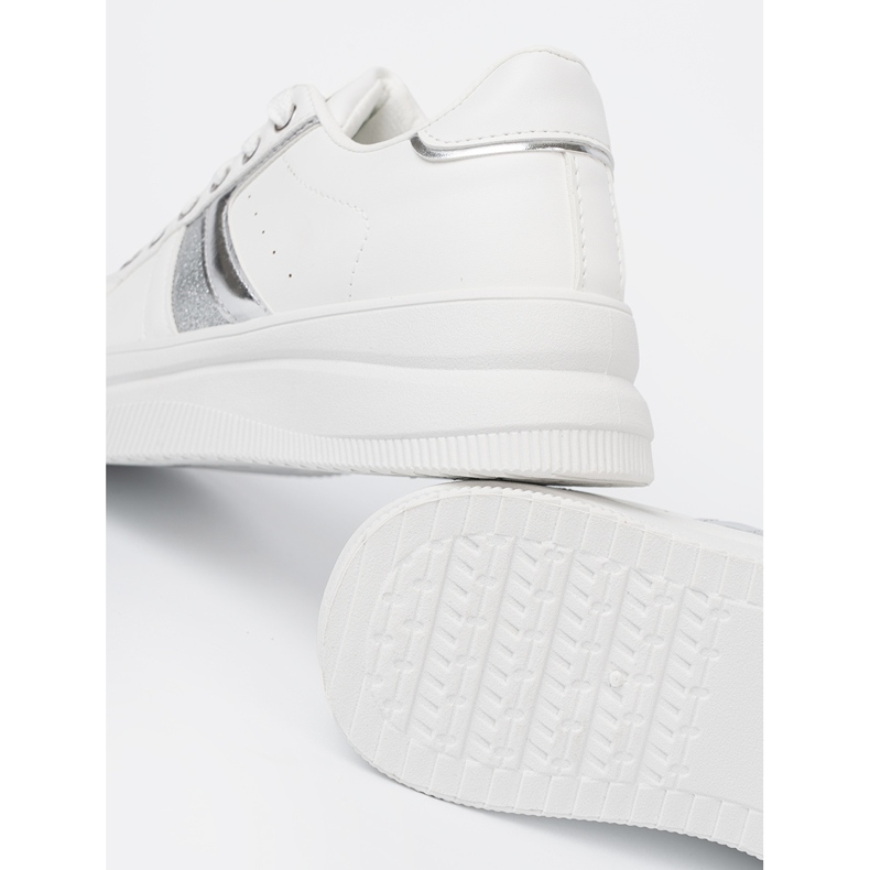 Shelvt Adidași albi cu accent de argint metalic 2