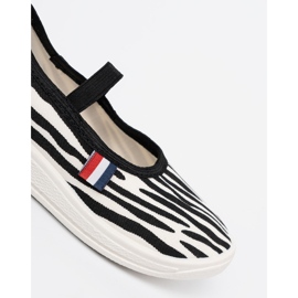 Shelvt Andratii de lumină alb -negru introdus cu un motiv zebra 1