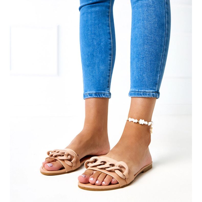 Șlapi maro cu un lanț mat de la Aliyan bej 1