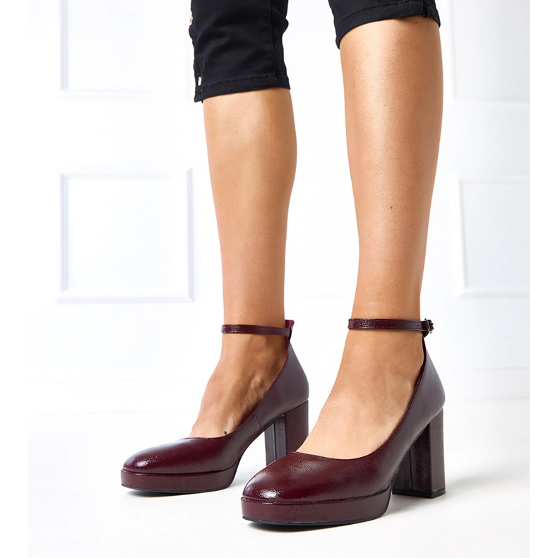 Pompele de Burgundie lăptate pe un post masiv Batuma roșu 1