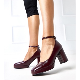 Pompele de Burgundie lăptate pe un post masiv Batuma roșu 2