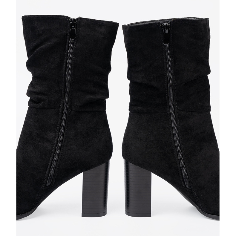 Shelvt Cizme negre pe postare cu un superior sclipitor negru 1