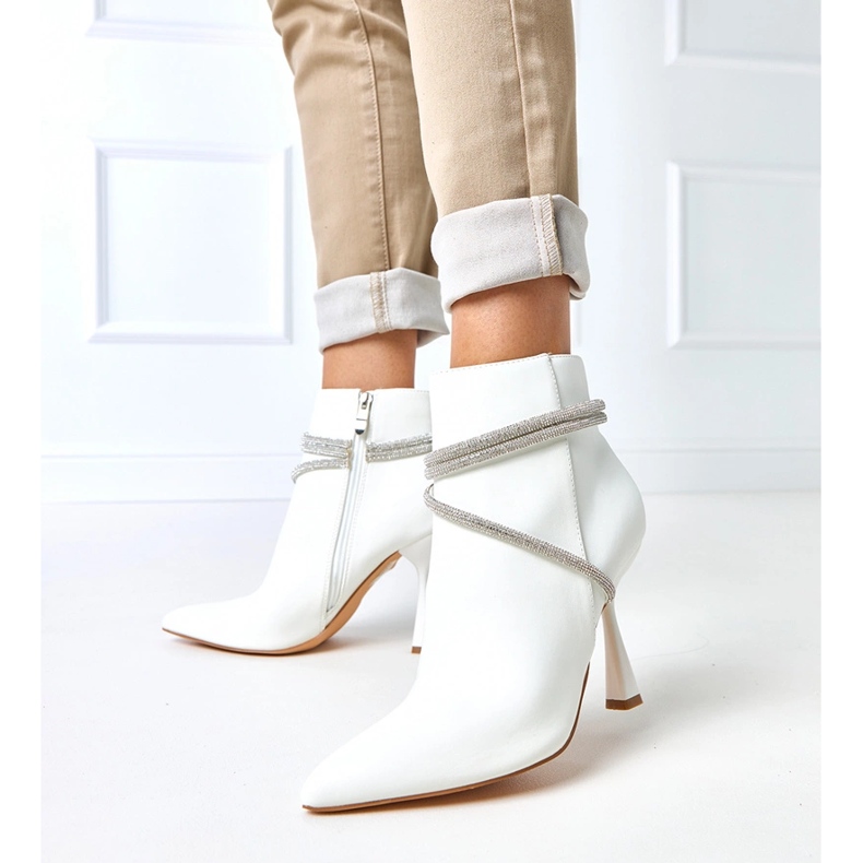 Cizme albe pe un călcâi înalt decorat cu zirconii fantaro 1