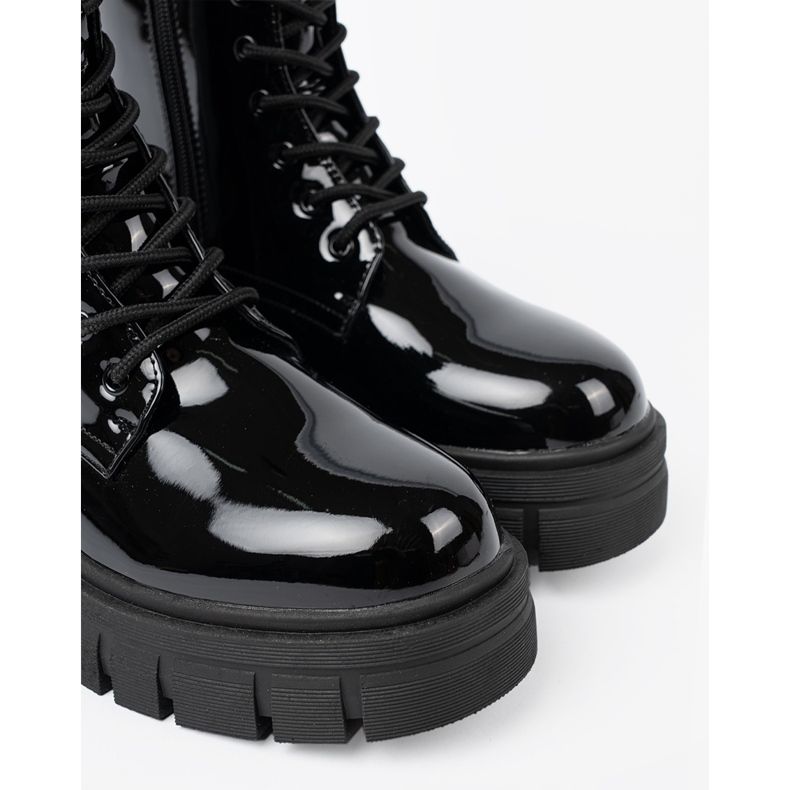 Shelvt Muncitori negri lăcuiți pe o talpă masivă negru 1 Shelvt Muncitori negri lăcuiți pe o talpă masivă negru 1