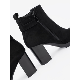 Shelvt Cizme negre pe postare cu o clemă decorativă negru 1