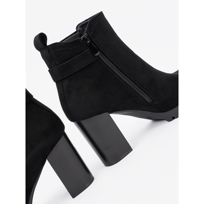 Shelvt Cizme negre pe postare cu o clemă decorativă negru 1