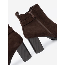 Shelvt Cizme maro închis pe postare cu o clemă decorativă 1