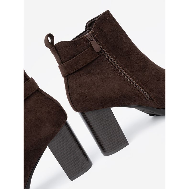 Shelvt Cizme maro închis pe postare cu o clemă decorativă 1