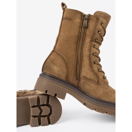 Shelvt Muncitori clasici din piele de căprioară într -o nuanță de maro 1 Shelvt Muncitori clasici din piele de căprioară într -o nuanță de maro 1