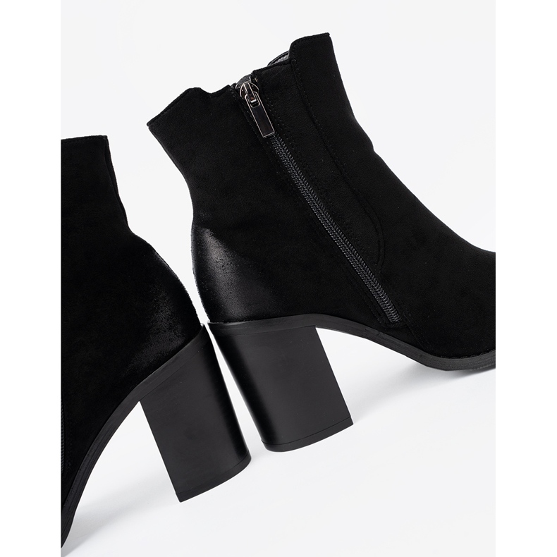 Shelvt Cizme de piele de piele neagră pe un stâlp înalt izolat negru 1