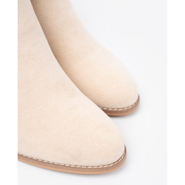 Shelvt Cizme bej ușoare pe postare cu o clemă decorativă 1