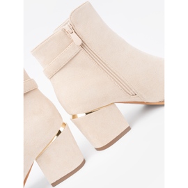 Shelvt Cizme bej ușoare pe postare cu o clemă decorativă 2