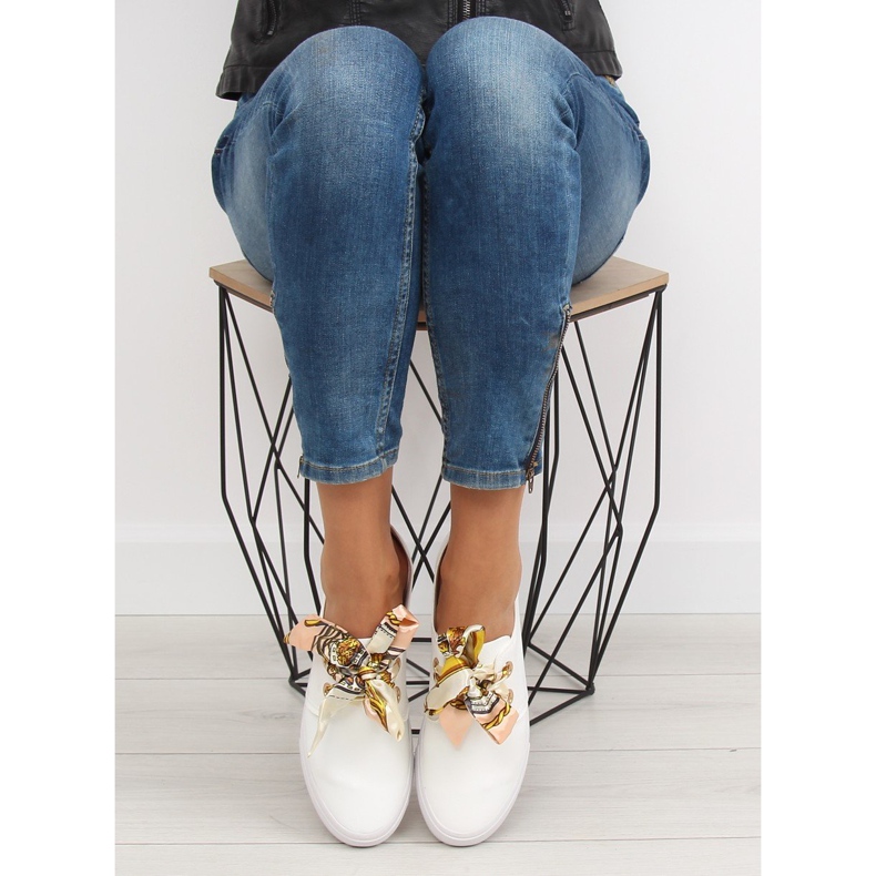 Tenisi dantelati cu o panglica alba 1