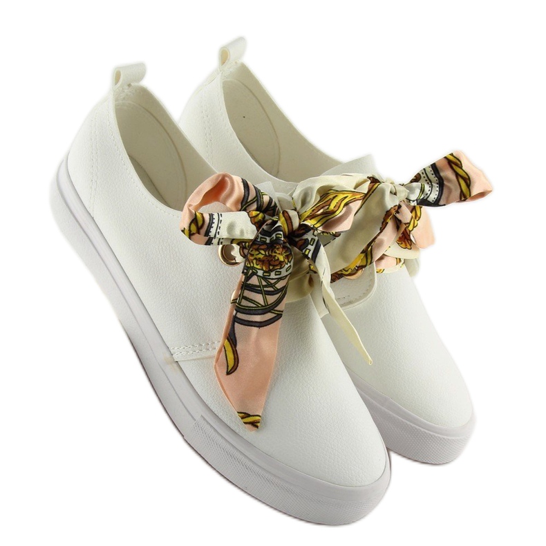 Tenisi dantelati cu o panglica alba 2