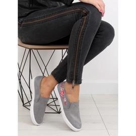 Adidași gri G1205-9 cu slip-on, cu broderie delicată 1