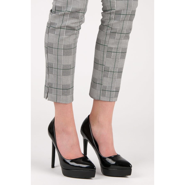 Small Swan Tocuri lacuite pe platforma negru 1