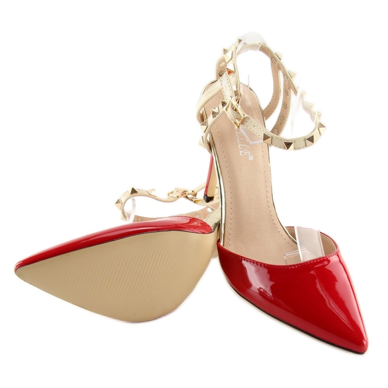 Pompe pe un ac cu crampoane roșii At roșu 2