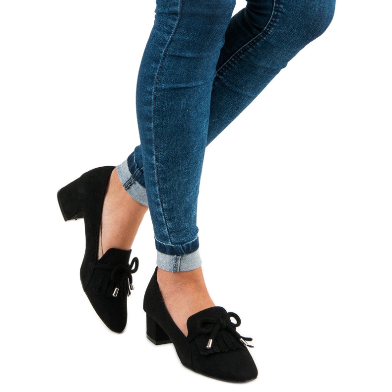 Mocasini Pe Un Post negru 1