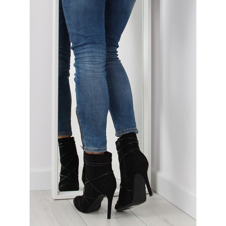 Piele intoarsa neagra pe un toc inalt negru 1