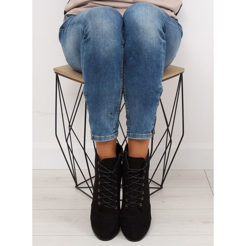 Cizme pe un toc stabil negru JA161 1