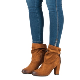 Botine din piele de căprioară pe un post de vinceza maro 1