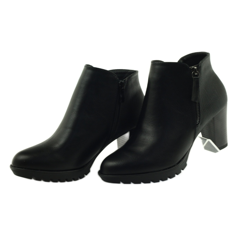 M.Daszyński Ghete pe stâlp negru 1708 5