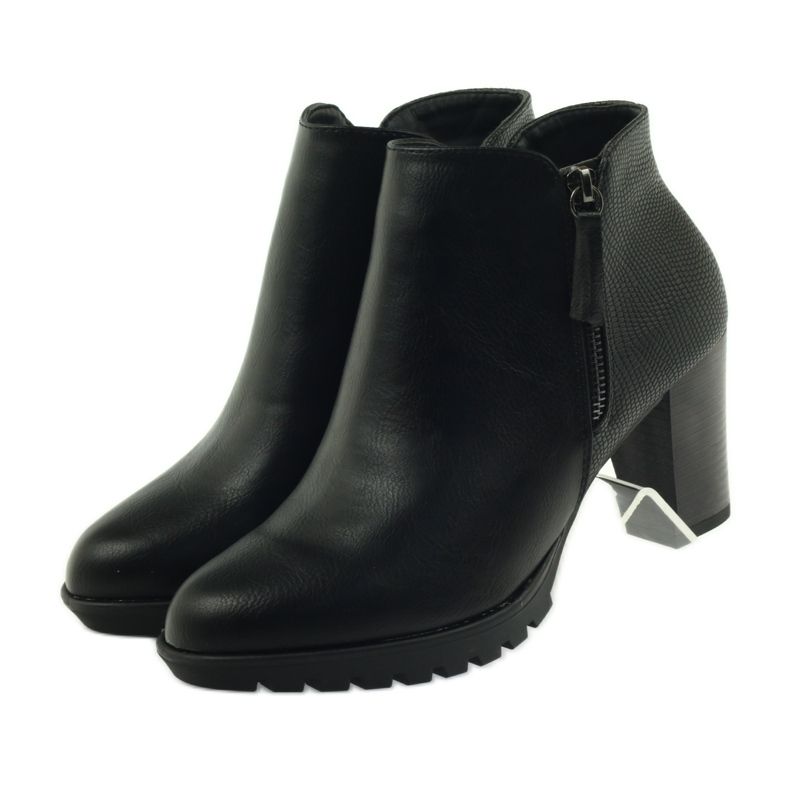 M.Daszyński Ghete pe stâlp negru 1708 4