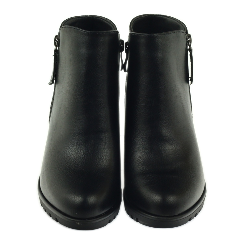 M.Daszyński Ghete pe stâlp negru 1708 3