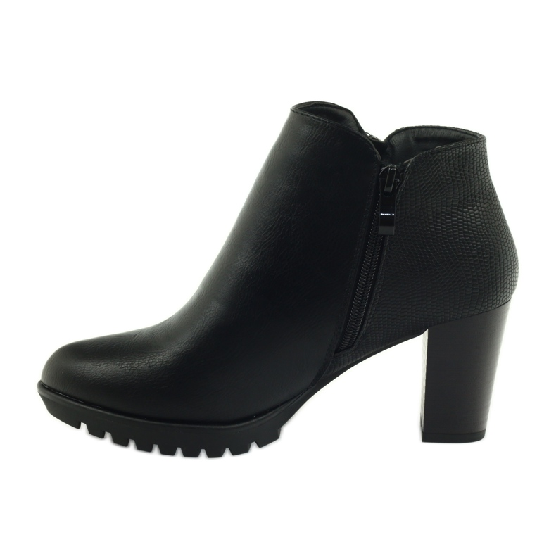 M.Daszyński Ghete pe stâlp negru 1708 2