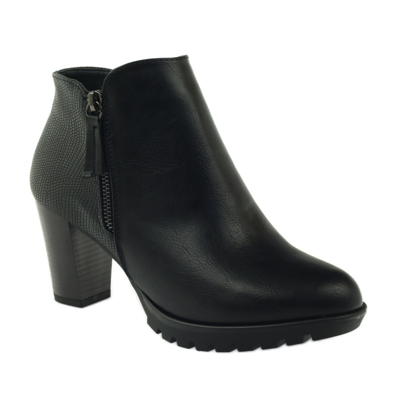 M.Daszyński Ghete pe stâlp negru 1708 1