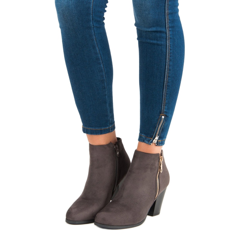 Groto Gogo Ghete din piele de căprioară pe o bară gri 1