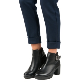 Anesia Paris Ghete negre pe un post negru 1 Anesia Paris Ghete negre pe un post negru 1