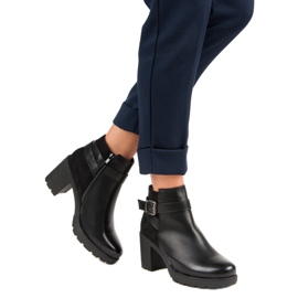 Anesia Paris Ghete negre pe un post negru 2 Anesia Paris Ghete negre pe un post negru 2