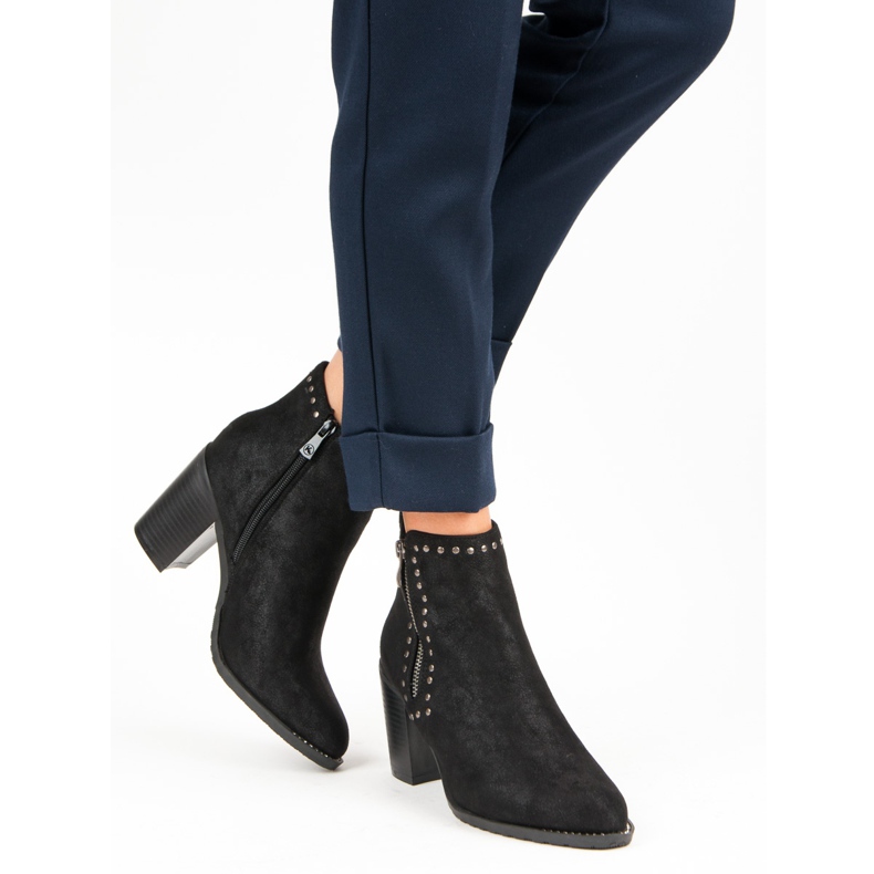 Kylie Ghete negre pe un post negru 1