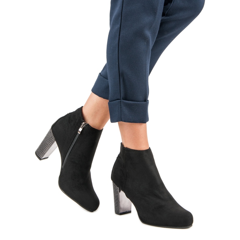 Cizme elegante pe un post negru 1